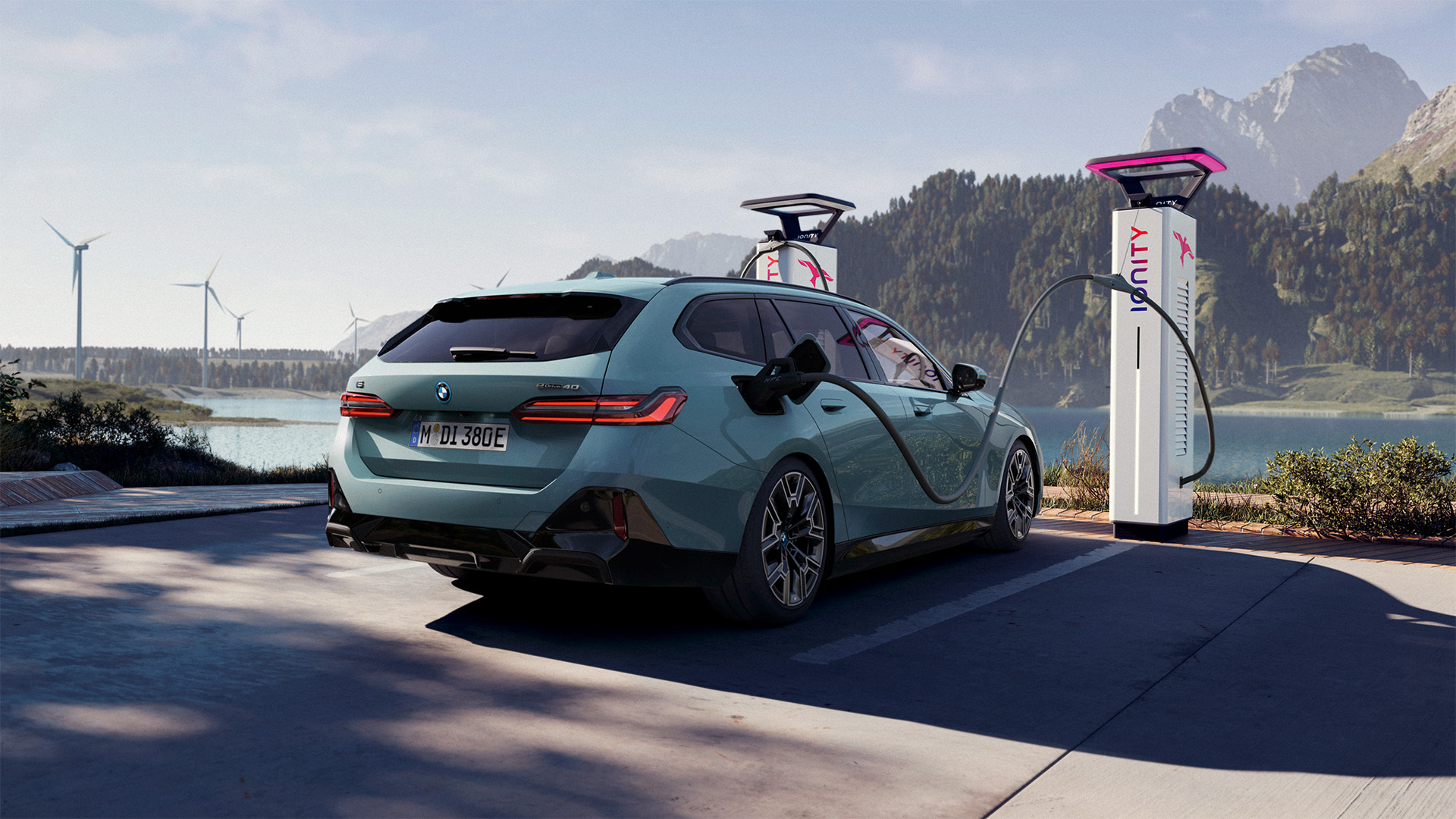 BMW i5 Touring G61 Heck an Ladesäule