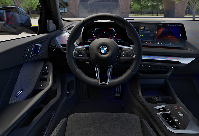 Das Cockpit des BMW 1er (2024) ist modern, digital und fahrerorientiert gestaltet. Im Mittelpunkt steht das große, geschwungene BMW Curved Display. Knöpfe sind kaum noch vorhanden, die Steuerung erfolgt überwiegend berührungsempfindlich oder per Sprachsteuerung. Die Mittelkonsole ist schlicht und funktional. Das Cockpit vermittelt eine digitale Premium-Atmosphäre und sorgt für ein modernes Fahrerlebnis.