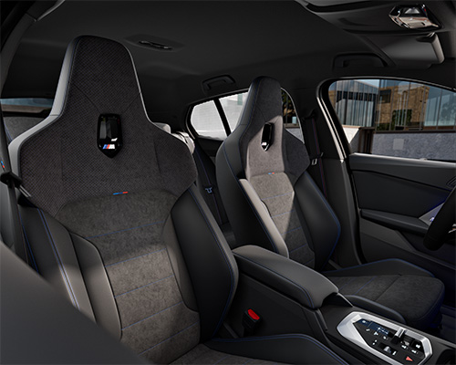 Die Sitze im BMW 1er (2024) bieten sportlichen Komfort und ein modernes Design. Sie sind ergonomisch geformt und bieten guten Seitenhalt sowie hohen Sitzkomfort.