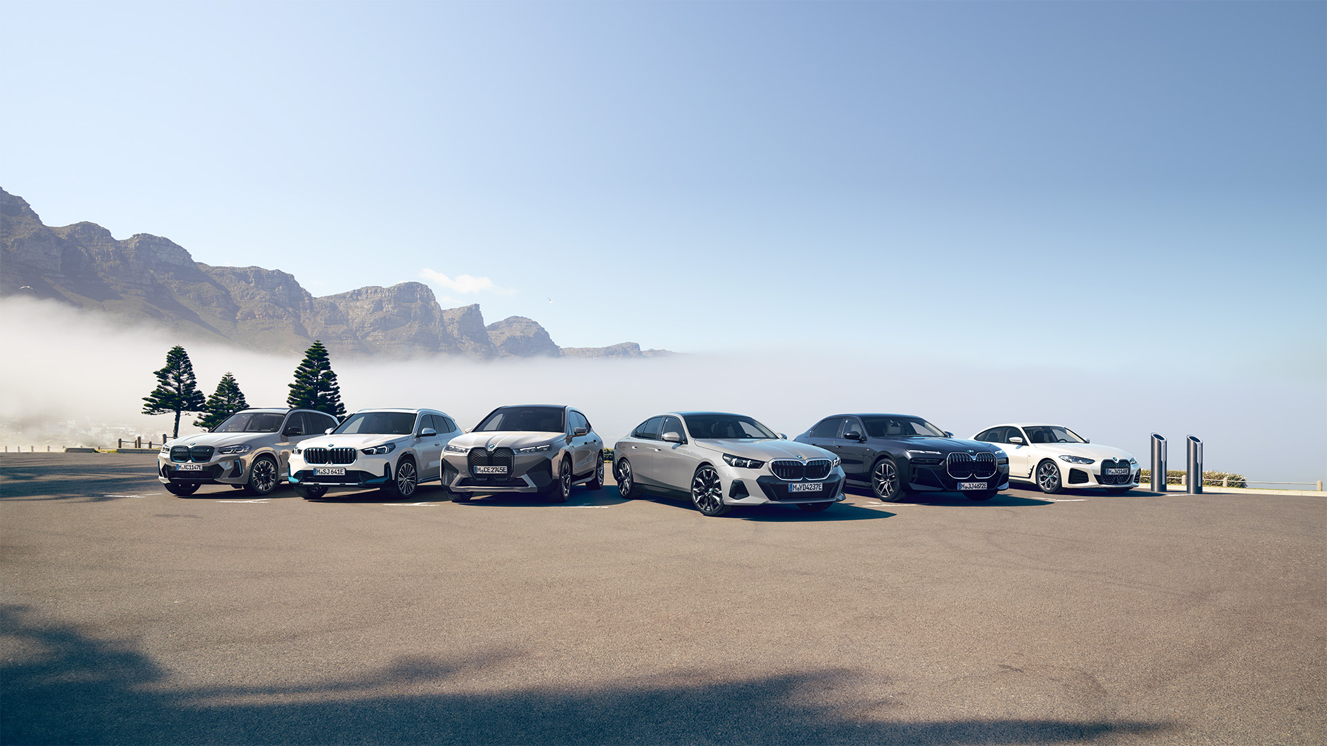 BMW Elektromobilität Aschaffenburg: Die Fahrzeuge sind in unterschiedlichen Modellen und Farben ausgestellt und repräsentieren das breite Portfolio der Marke.