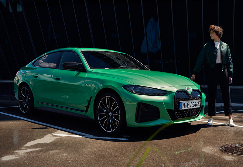 Der BMW i4 BEV ist ein sportlich-elegantes Elektroauto mit dynamischer Silhouette und moderner BMW-Designsprache. Die markante Front zeigt die geschlossene, großzügige BMW-Niere, flankiert von schlanken LED-Scheinwerfern. Die Seitenansicht wird durch eine fließende Dachlinie, kräftige Radhäuser und große Leichtmetallräder geprägt.