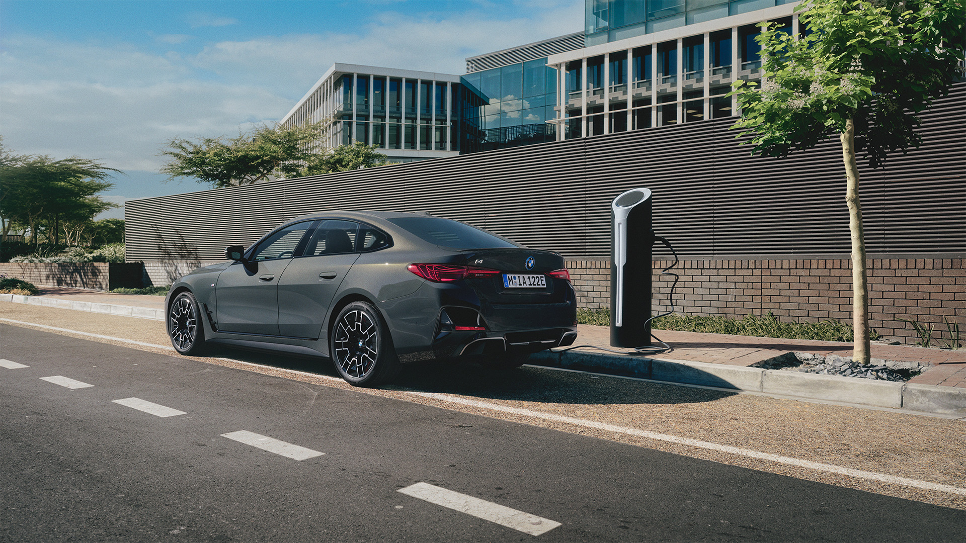 BMW i4 2024 Heck an Ladesäule