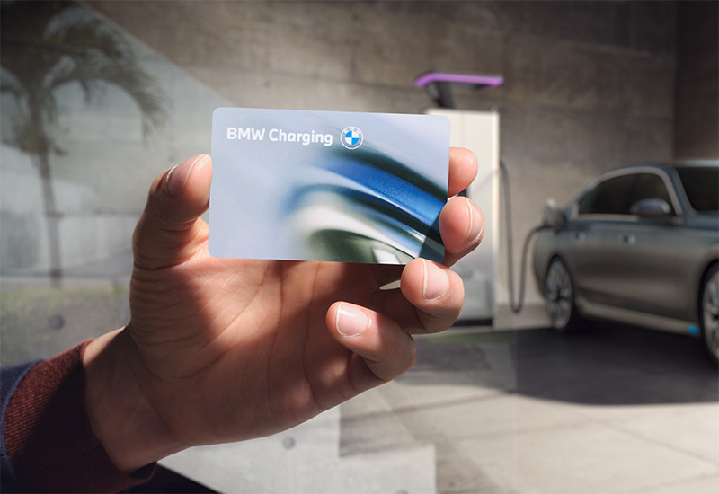 Charging Card für öffentliche Ladestationen: Eine Ladekarte für öffentliche Ladestationen liegt in einer Hand. Die Karte ist meist aus Kunststoff, zeigt das BMW Logo.