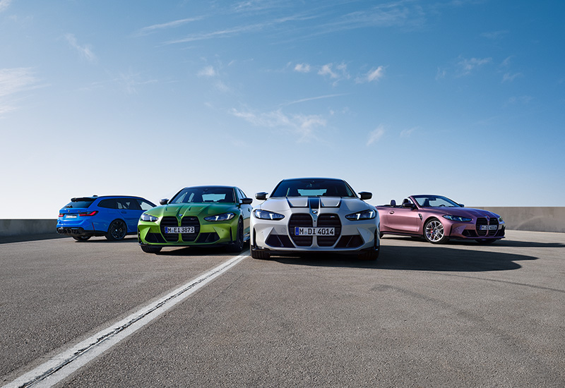 Vier BMW M Modelle von vorne auf der Straße