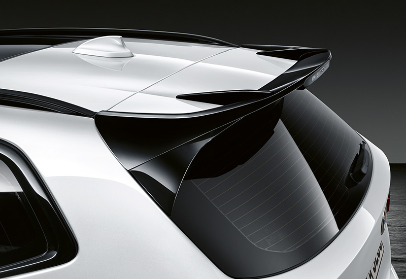 Detailansicht eines BMW mit M Performance Dachkantenspoiler