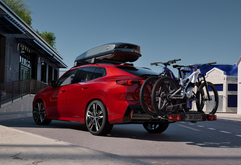 BMW iX2 mit BMW Dachbox und BMW Fahrradheckträger Pro 3.0 ideal für 2 E-Bikes
