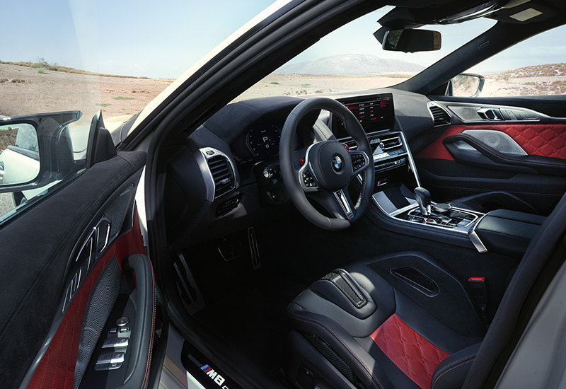 Blick ins Cockpit eines BMW M Modells, geöffnete Türe