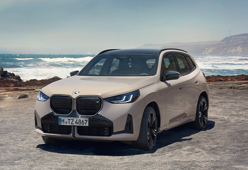 BMW X3 G01 LCI – Premium-SUV parkt am Strand