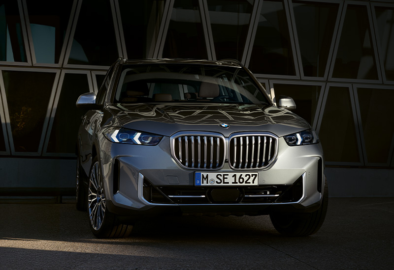 BMW X5 G05 LCI: Front des BMW SUV in silber