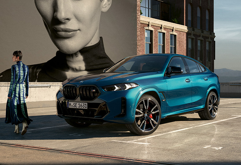 BMW X6 G06 LCI in urbaner Umgebung, Sports Activity Coupé in blau