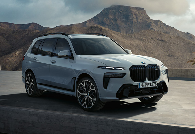 BMW X7 G07 LCI, SUV vor Bergkulisse