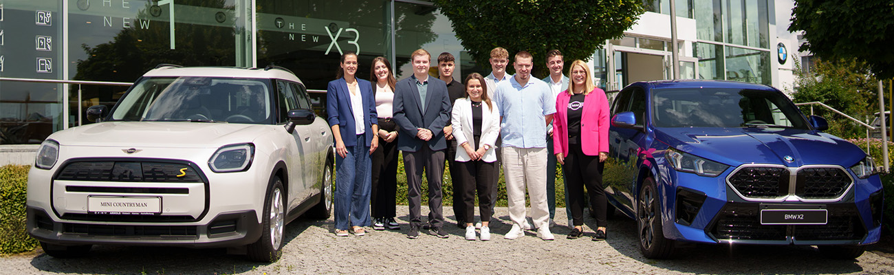 BMW Arnold, AbsolventInnen 2025 und Personalreferenten vor dem Autohaus Arnold in Hösbach