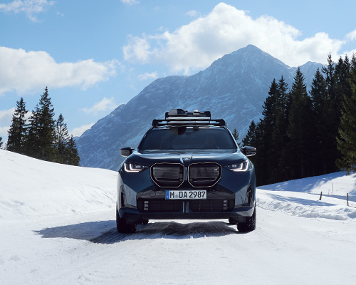 BMW X3 im Winter auf Schnee in den Bergen