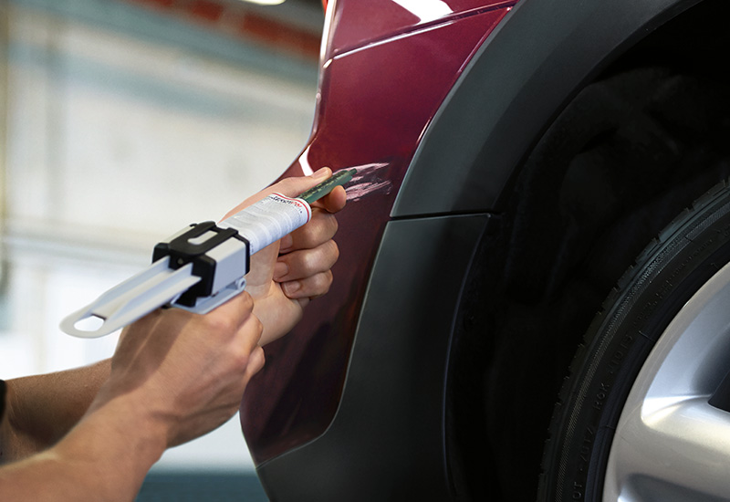 Reparaturarbeiten an einem Unfallwagen