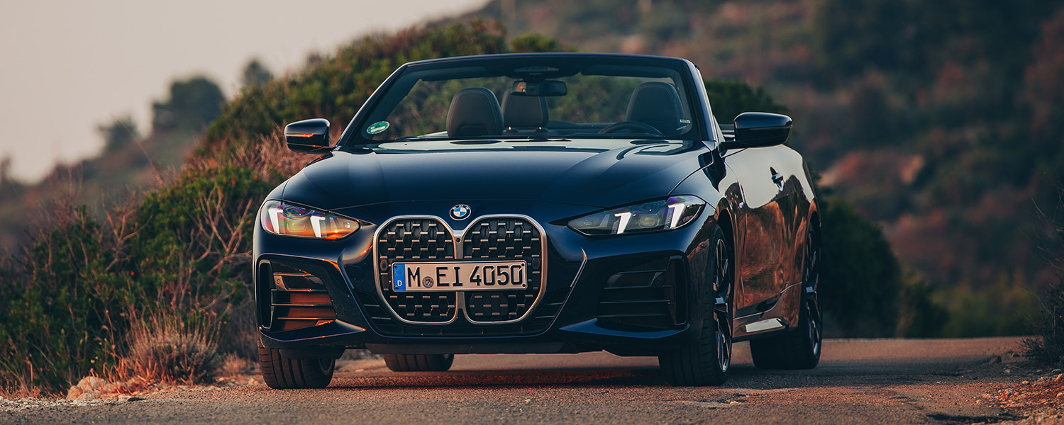BMW 4er Cabrio von vorne, in der Landschaft