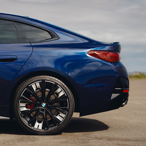 BMW 4er Gran Coupe Heck von der Seite in dunkelblau