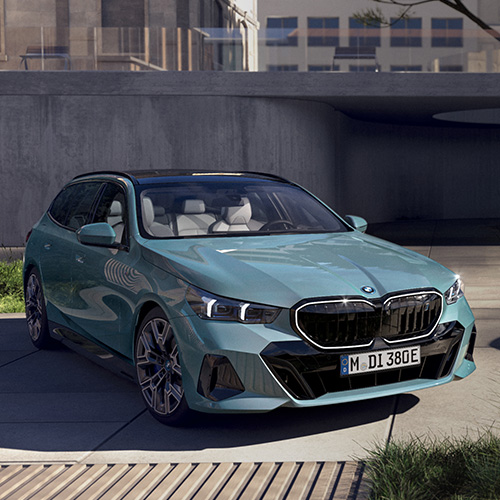 BMW 5er Touring, parkend von vorne