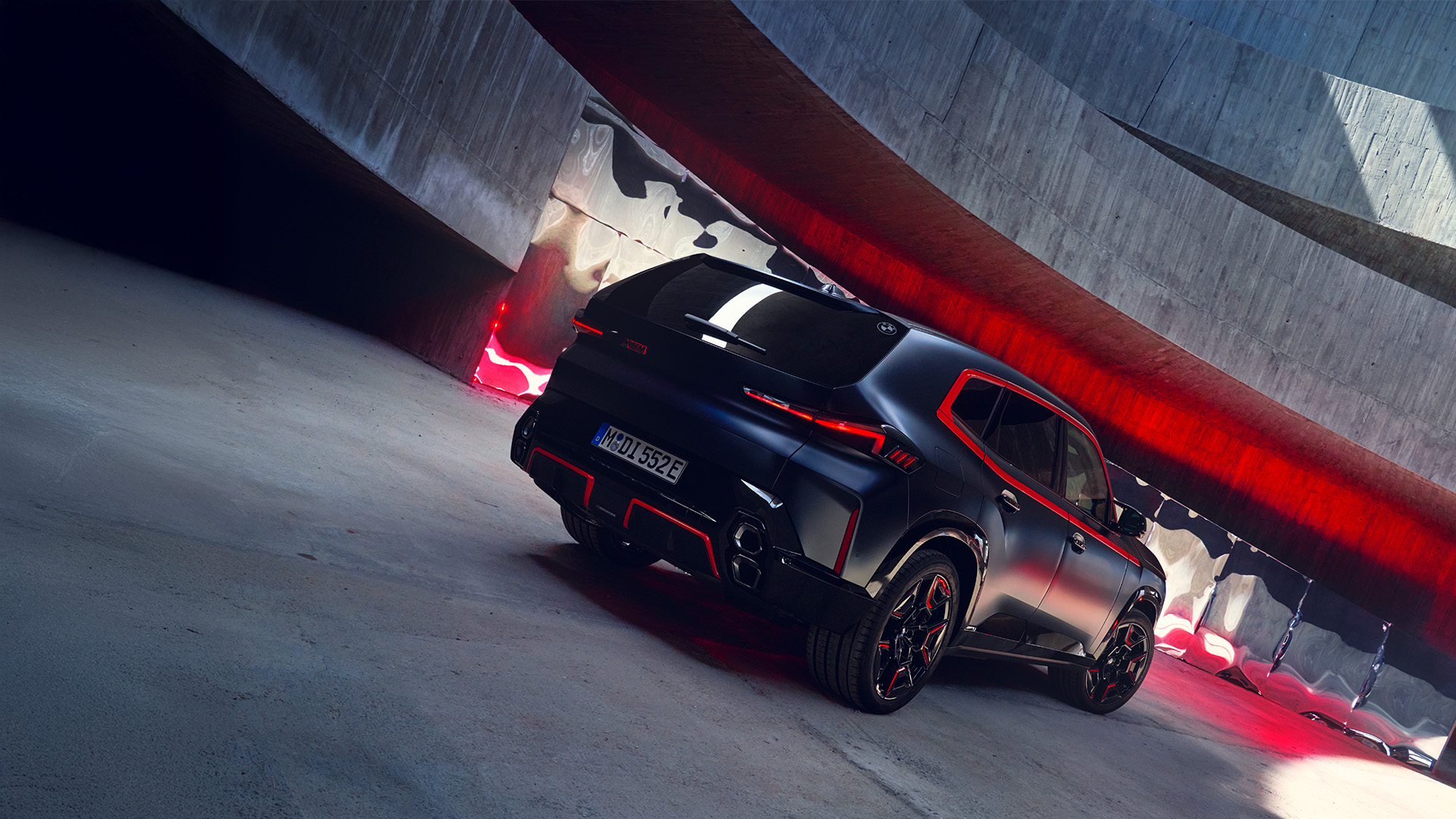 BMW XM Label, Heck bei der Fahrt