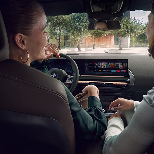 BMW X3 Blick von der Rückbank auf das Display