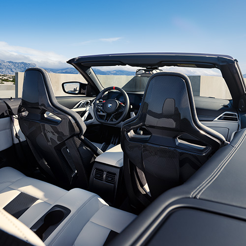 BMW M4 Cabrio Blick von hinten zu Sitze vorne