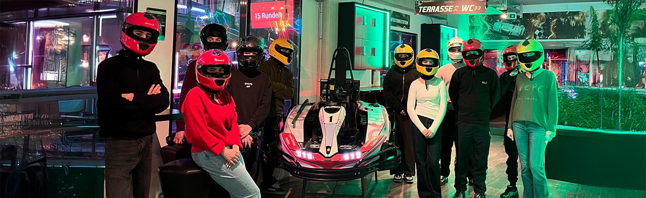 BMW Autohaus ARNOLD Azubis in der Karthalle