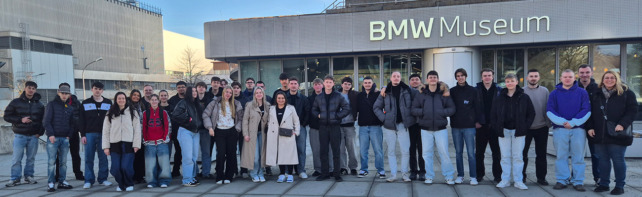 Azubis aus dem Autohaus ARNOLD, Auszubildende stehen als Gruppe vor dem BMW Museum