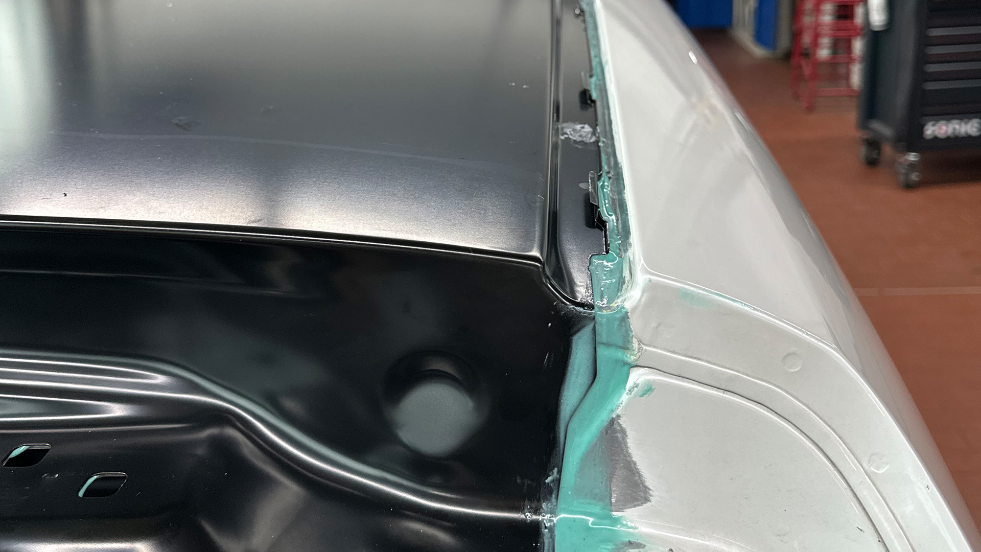 BMW Karosserie Werkstatt, Dach neu geschweißt und geklebt