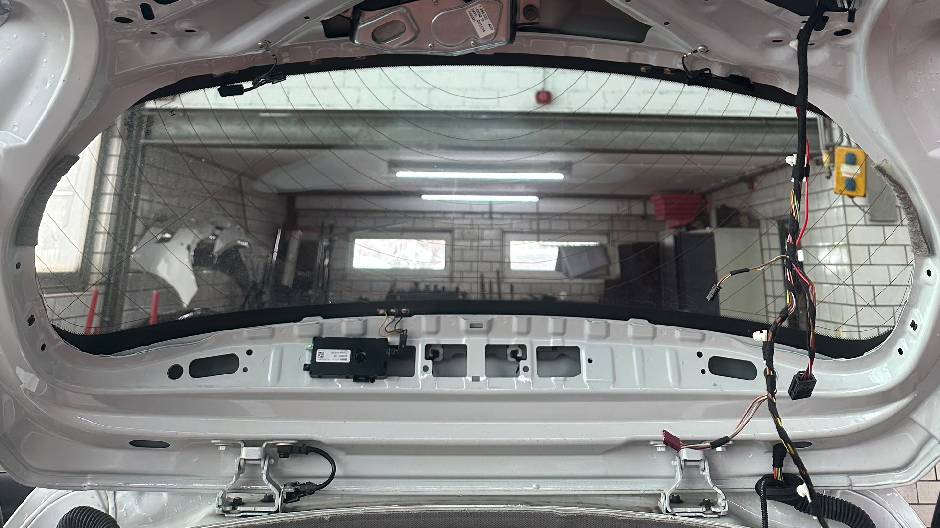 BMW Karosserie Werkstatt, Elektronik, Kabel freigelegt