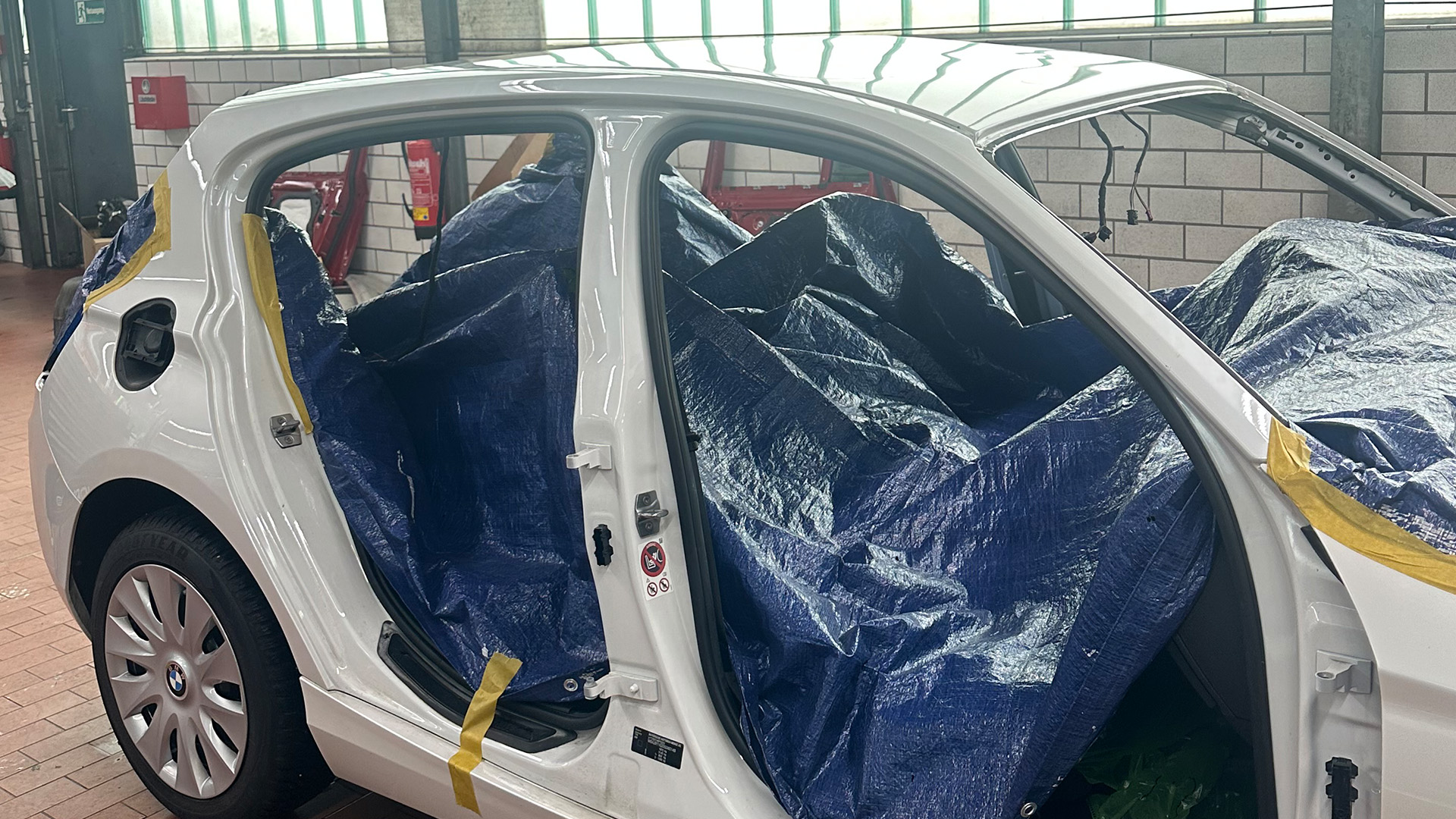 BMW Karosserie Werkstatt, Innenraum mit Planen abgedeckt