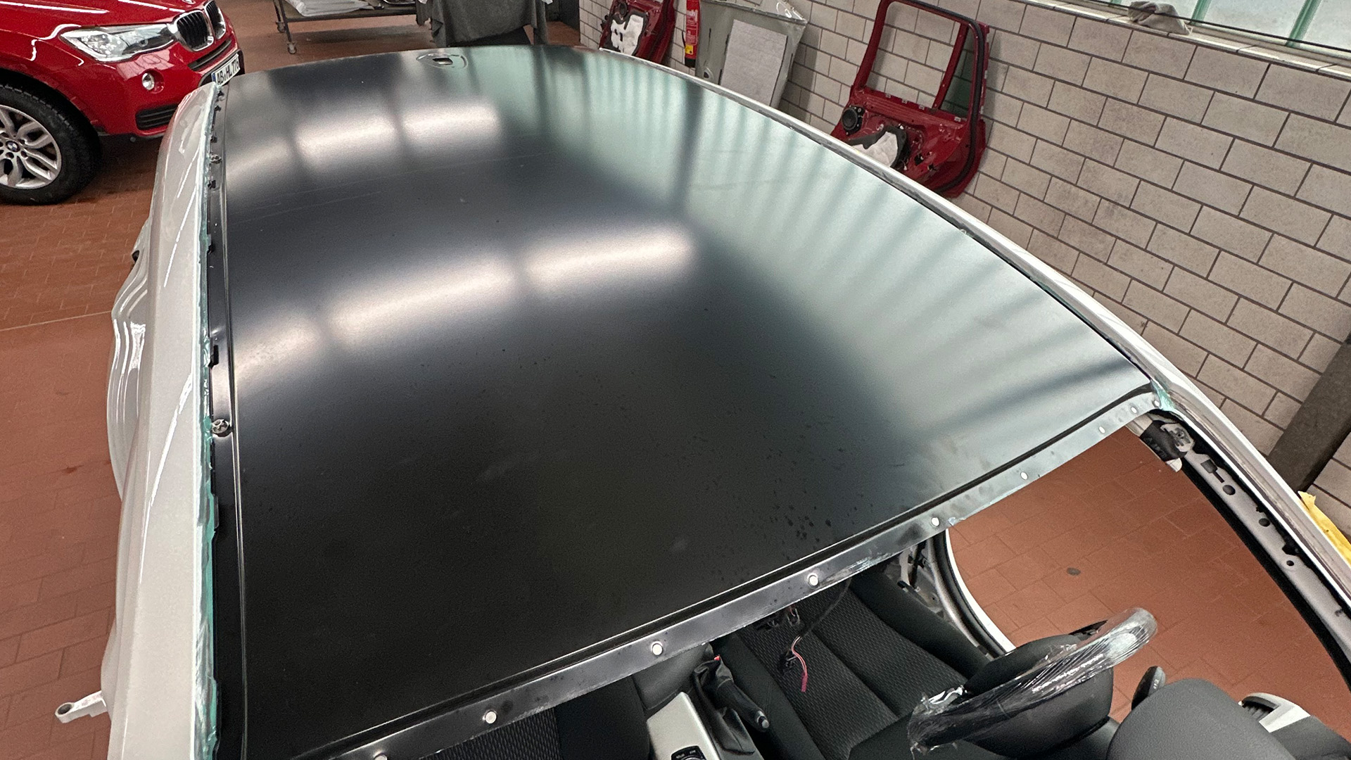 BMW Karosserie Werkstatt, Dacherneuerung nachher, vor der Lackierung