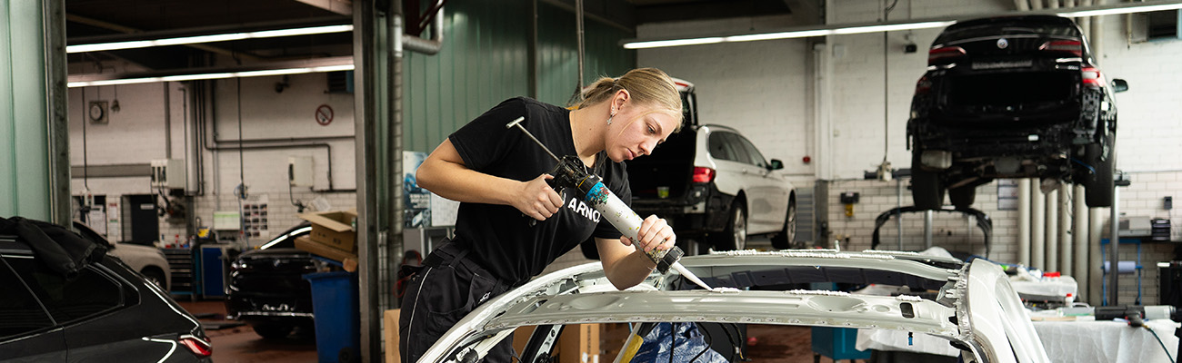 Selina, Auszubildende im Autohaus ARNOLD bei der Dachreperatur eines BMW 1er