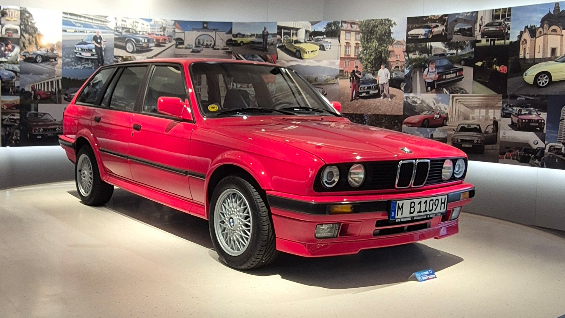BMW 3er Touring in rot, ausgestellt im BMW Museum, Azubifahrt Autohaus ARNOLD