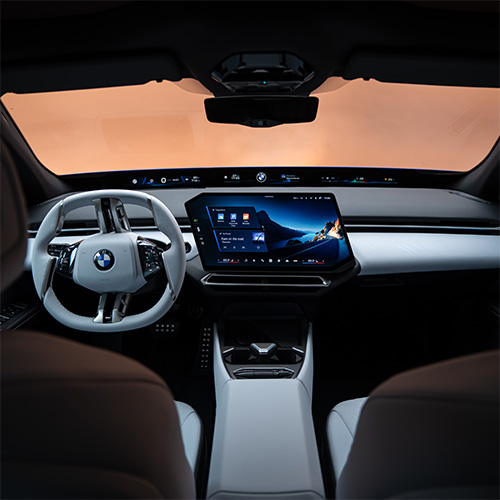 BMW i3 Cockpit mit BMW Panoramic iDrive, Zentraldisplay und Lederlenkrad
