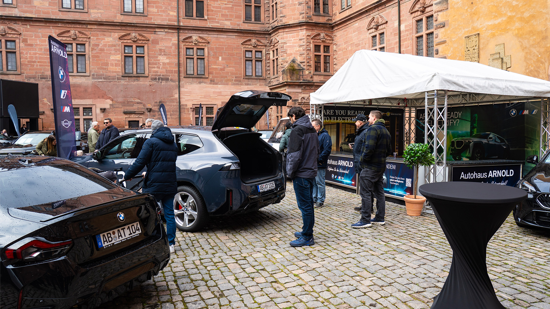 BMW Autohaus ARNOLD Ausstellung, BMW 2er Coupé und BMW iX3 im Schloss Johannisburg