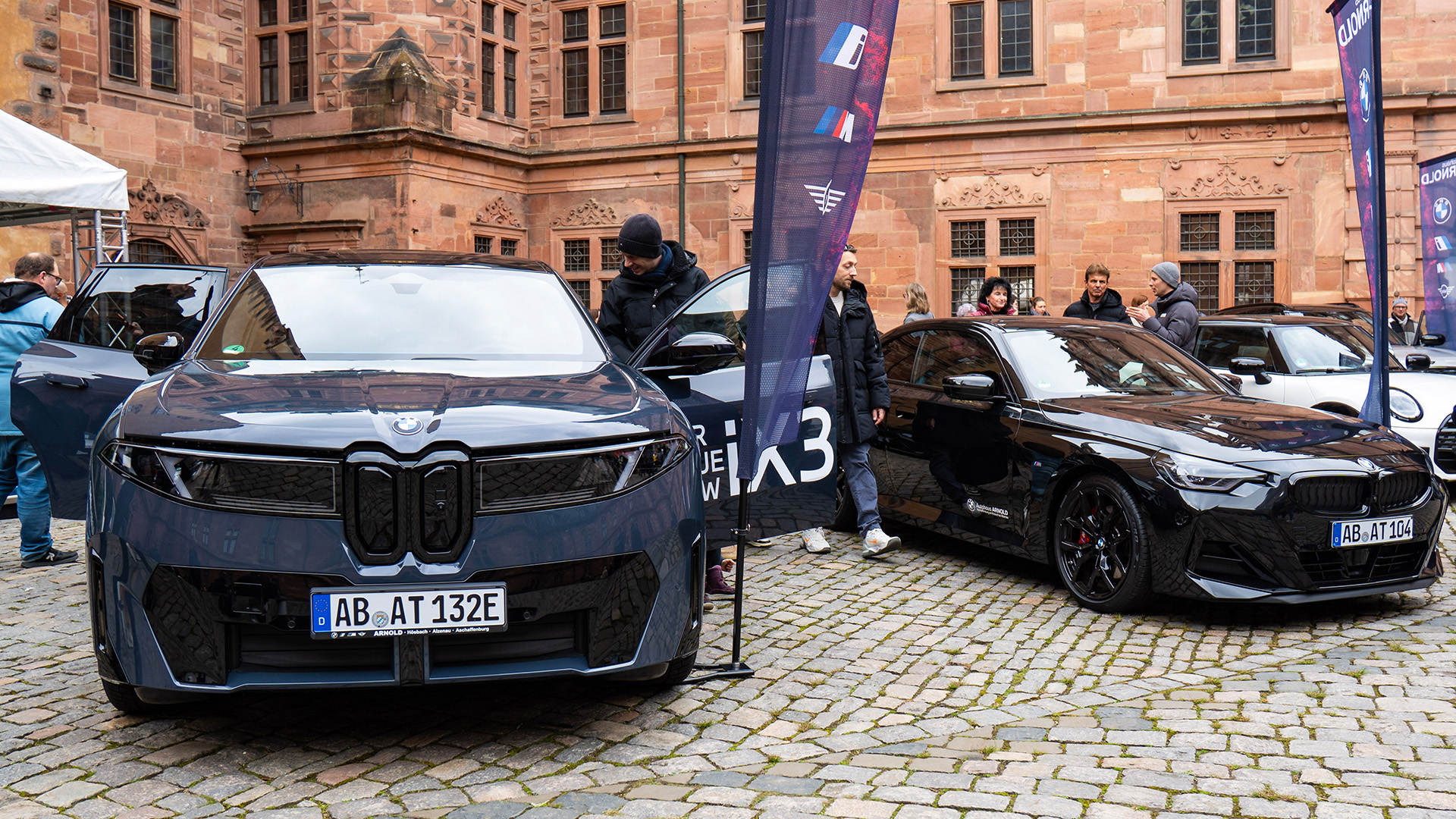 BMW iX3 und BMW 220i auf der Mobilia 2026