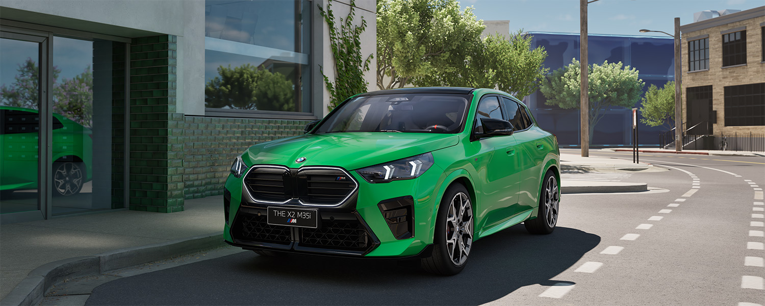 BMW X2 M35i in Grün fotografiert von schräg vorne in urbanem Gelände
