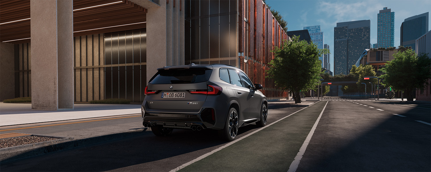 BMW X1 M35i Heckansicht fotografiert während der Fahrt in der Stadt