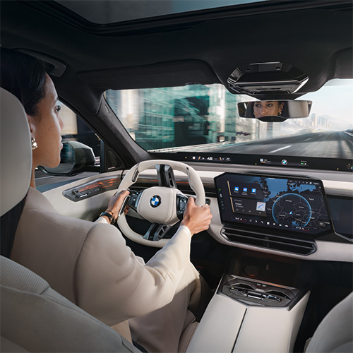BMW X5 (G65) Cockpit mit Fokus auf Lenkrad und Zentraldisplay mit BMW OS X