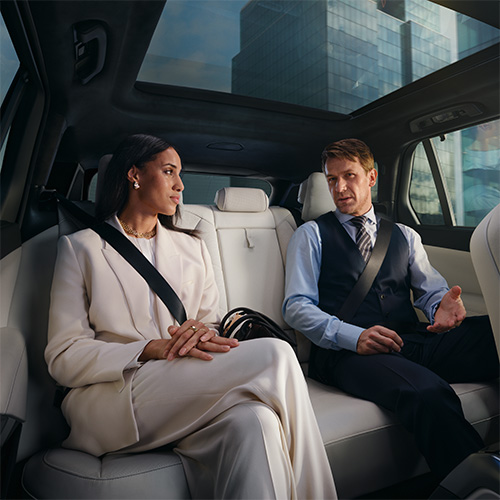 BMW X5 (G65) Rückbank mit Frau und Mann, die sich unterhalten