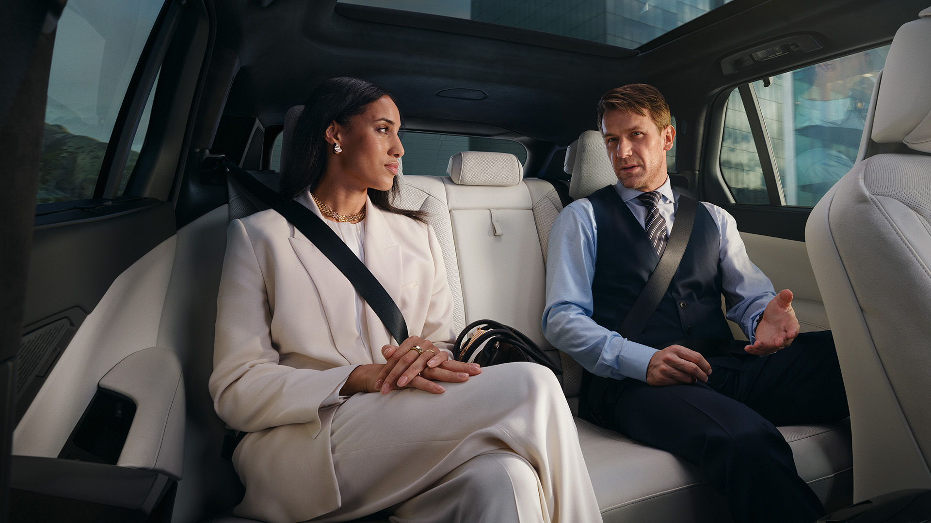 BMW X5 Interieur, Businesspartner auf Rückbank des neuen BMW X5