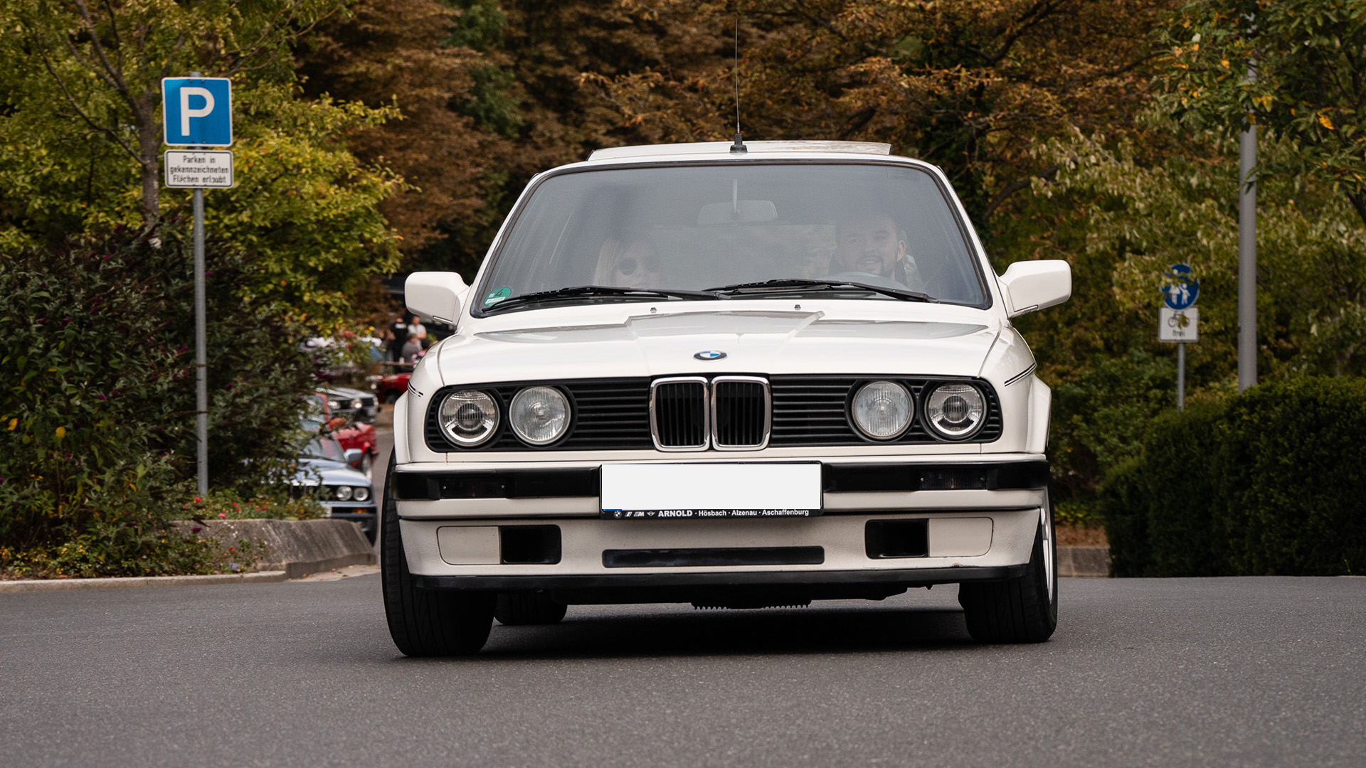 BMW E30 in weiß fährt auf den Burgparkplatz beim E30-Freunde Treffen in Alzenau