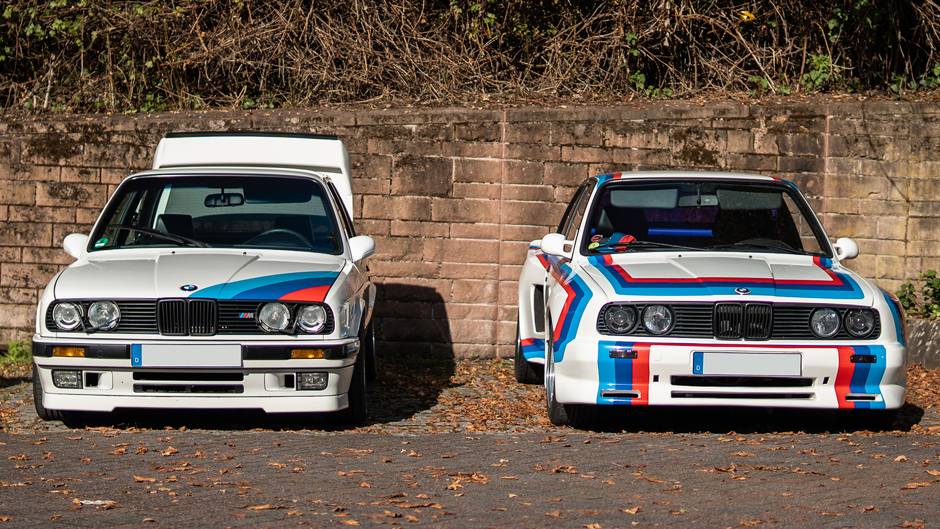 Zwei BMW M3 E30 parken am Burgparkplatz beim E30-Freunde Treffen in Alzenau