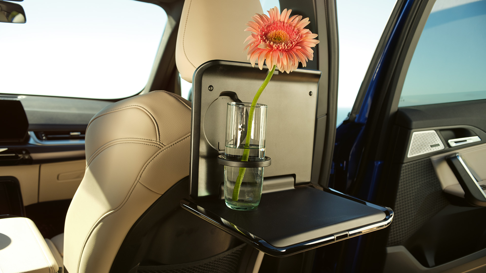 BMW Original Zubehör, Klappisch mit Blume