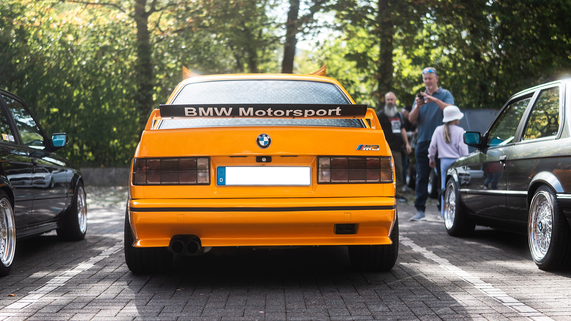 BMW M3 in orange, Heckansicht