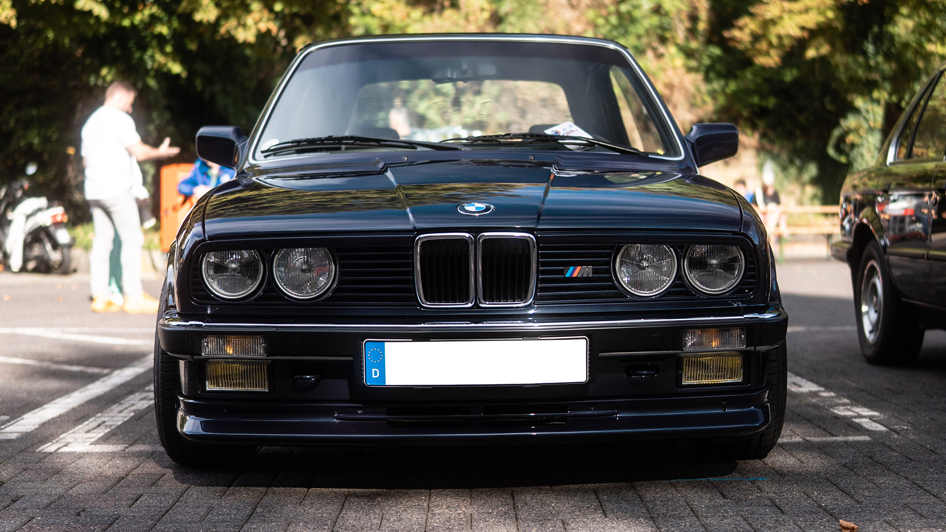 BMW E30 M3 parkt auf dem Burgparkplatz in Alzenau
