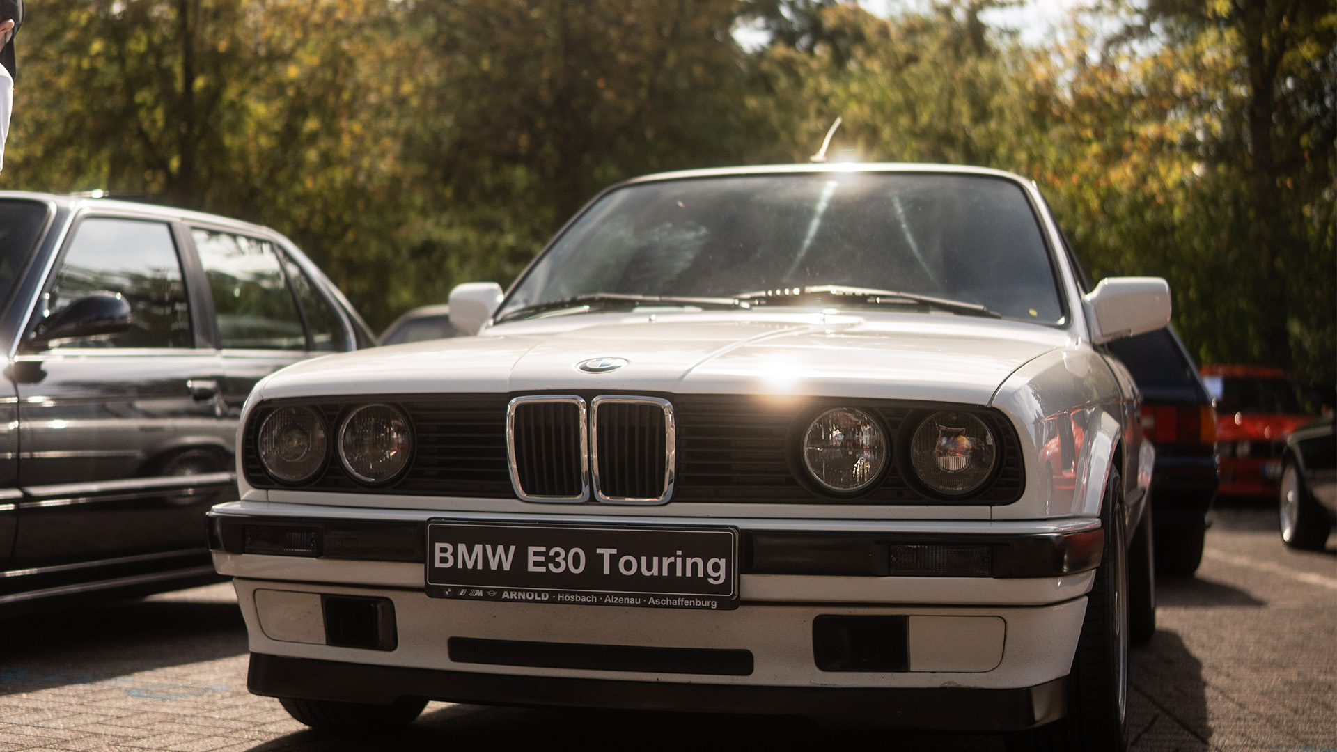 BMW E30 Frontansicht in weiß auf dem Burgparkplatz in Alzenau