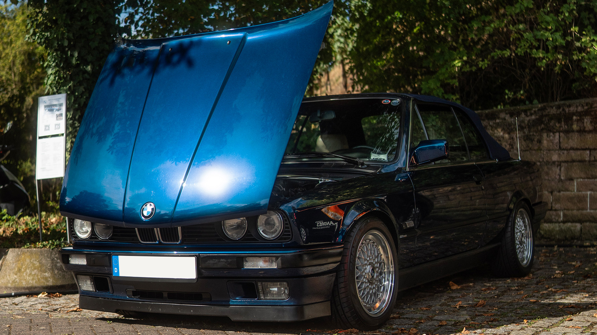 BMW E30 in blau mit geöffneter Motorhaube