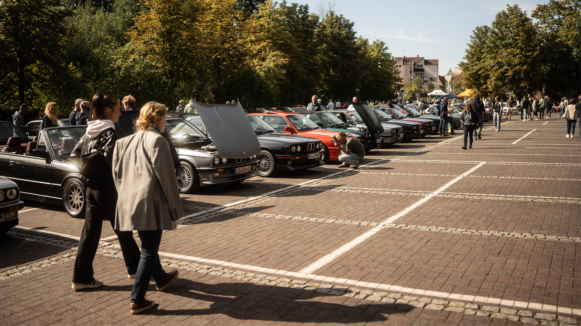 Parkplatz in Alzenau beim BMW E30 Freunde Treffen mit ARNOLD vor Ort