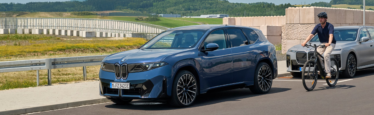 BMW iX3 mit Aussteigeassistent zur Kollisionswarnung bei vorbeifahrenden Radfahrern
