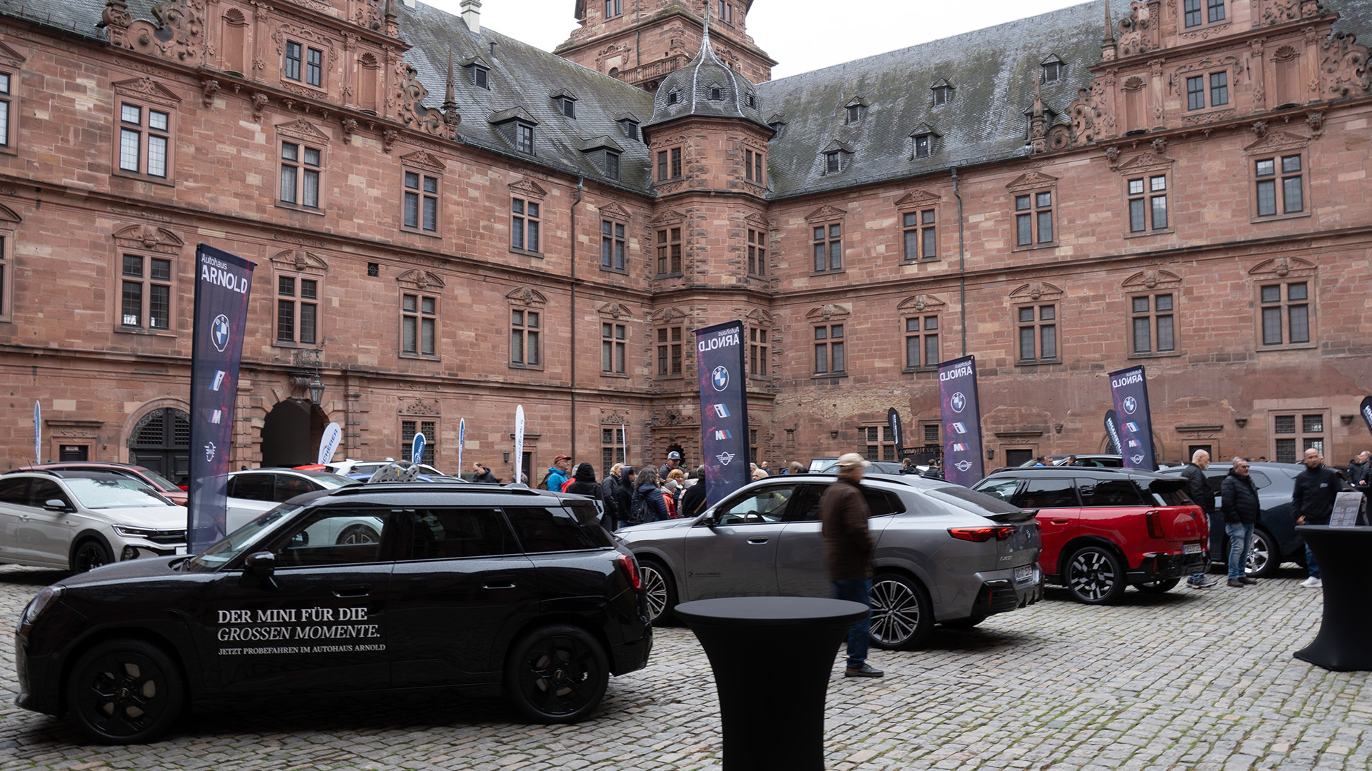 BMW und MINI Arnold bei der Herbst Mobilia 2026, Schlossinnenhof des Schlosses Aschaffenburg